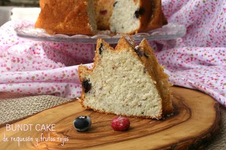 Bundt cake de requesón y frutos rojos