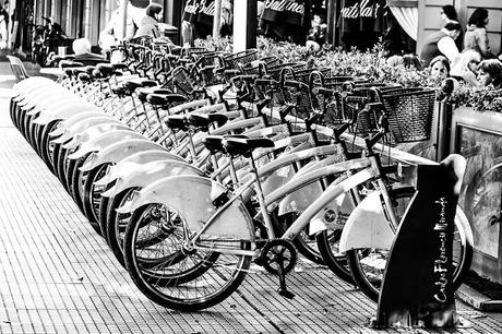 Puesto de bicicletas municipales en Recoleta.ByN