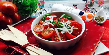 Ensalada de tomate cherry con guindilla y queso