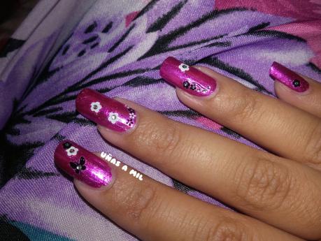 uñas_a_mil_esmalte_yesensy_fucsia_pegatinas_uñas_nail_art_flores_mariposas_enredaderas (4)