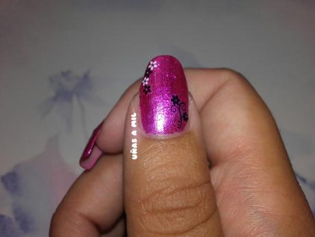 uñas_a_mil_esmalte_yesensy_fucsia_pegatinas_uñas_nail_art_flores_mariposas_enredaderas (6)