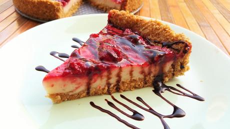 Tarta de yogur de limón estilo cheesecake con mermelada de fresa