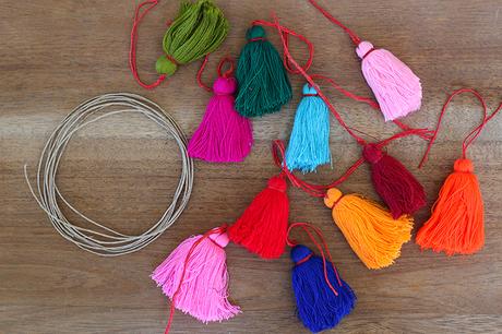 diy: bolso estilo boho con pompones de colores diy: bolso estilo boho con pompones de colores