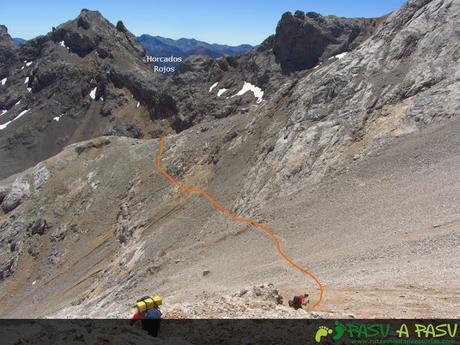 Bajando la empedrada ladera del Pico Arenizas