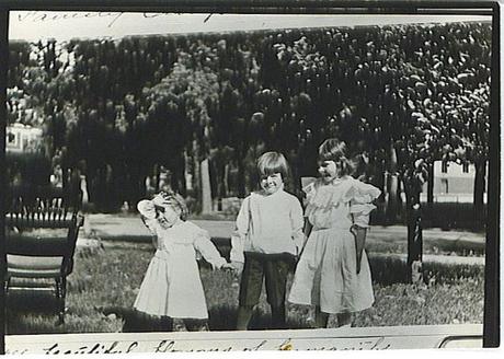 Hemingway con seis años, junto a sus hermanas Ursula y Marcelline en su primer día de colegio en primaria, en 1905.