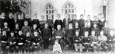 James Joyce, sentado delante, en el colegio jesuita Conglowes Wood College de Dublín