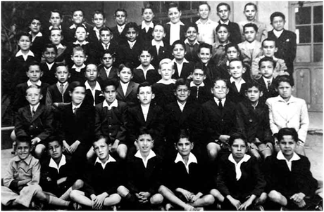 Vargas Llosa en una foto de grupo en la tercera fila (el tercero por la derecha), en el Colegio La Salle de Cochabamba, Bolivia, donde estudió hasta el cuarto grado.