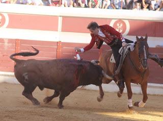 DOBLE SALIDA A HOMBROS EN EL FESTEJO DE REJONES DE LUCENA