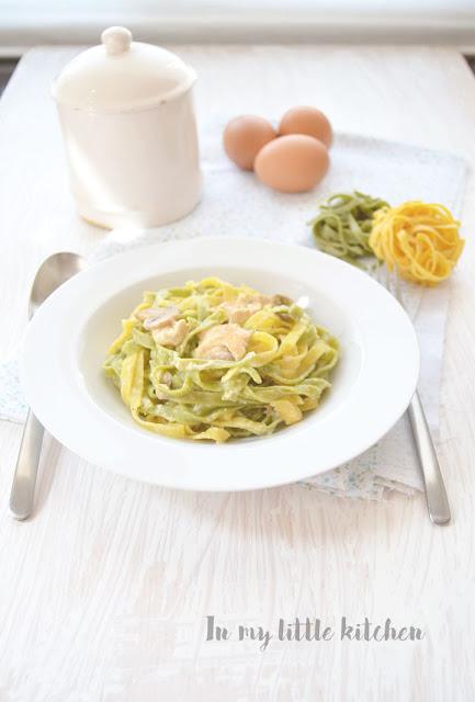 Fettuccine paglia e fieno a la crema