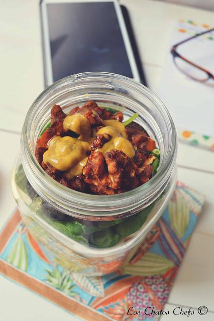 Ensalada para llevar, de pasta con nueces al cajún.