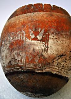 Pintar un huevo de avestruz con la técnica púnica. Pintar un huevo de avestruz con la técnica púnica.