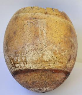 Pintar un huevo de avestruz con la técnica púnica. Pintar un huevo de avestruz con la técnica púnica.