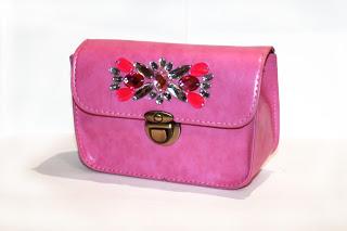 Bolso con pedrería en rosa fucsia