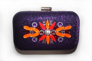 Bolso de fiesta morado y naranja y rojo para look de invitada a boda