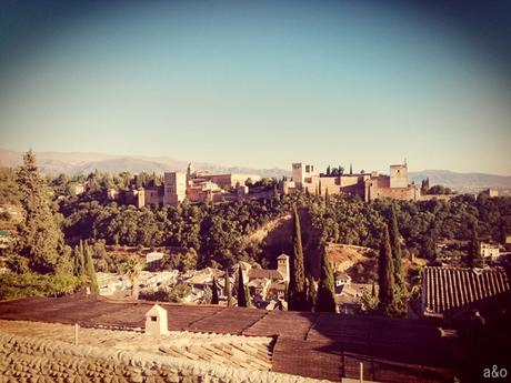 Granada, tierra soñada por mí. Mi cantar se vuelve gitano...