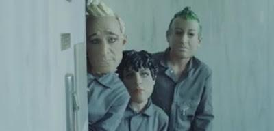 Green Day, atracando bancos en su nuevo videoclip: 'Bang Bang'