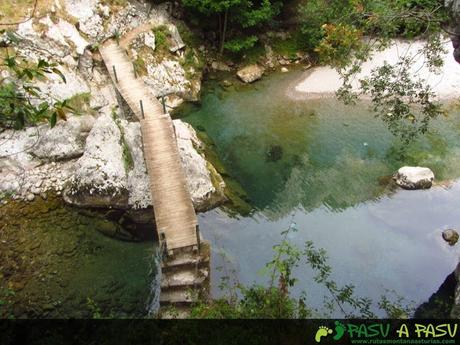 Puente la Vieya sobre el Río Cares desde arriba