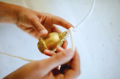 DIY | Haz una original lámpara con una bombilla y cuerda DIY | Haz una original lámpara con una bombilla y cuerda