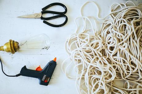 DIY | Haz una original lámpara con una bombilla y cuerda DIY | Haz una original lámpara con una bombilla y cuerda