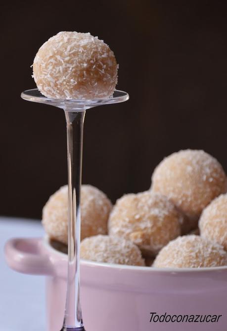 BOLITAS DE GALLETA, COCO Y LECHE CONDENSADA