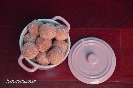 BOLITAS DE GALLETA, COCO Y LECHE CONDENSADA