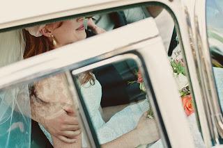 Novia en el coche nupcial