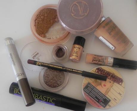 Oro perlado y burdeos (maquillaje y vestido) Oro perlado y burdeos (maquillaje y vestido)