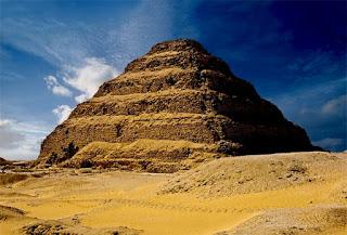 Aquí acaba esta historia, con la pirámide de Saqqara al fondo, la primera del mundo Aquí acaba esta historia, con la pirámide de Saqqara al fondo, la primera del mundo