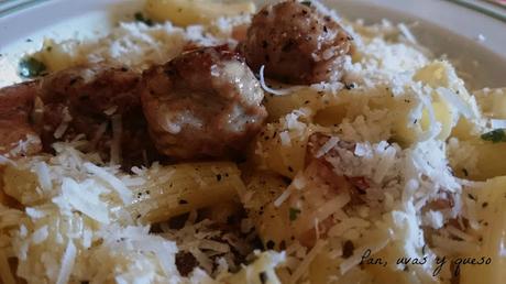 Macarrones a la carbonara de salchichas Macarrones a la carbonara de salchichas