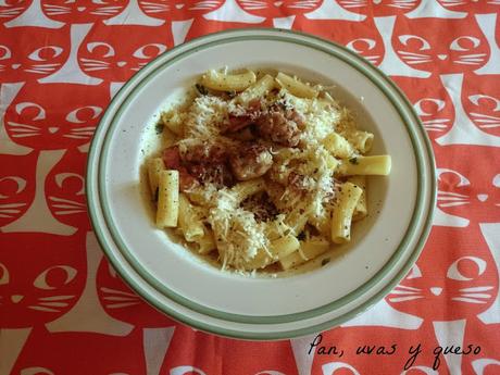 Macarrones a la carbonara de salchichas Macarrones a la carbonara de salchichas