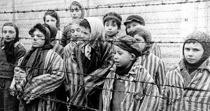 Eva Kor en el campo de concentración de Auschwitz. Fuente: https://todaslassombras.blogspot.mx/2016/09/el-perdon-de-eva-kor.html