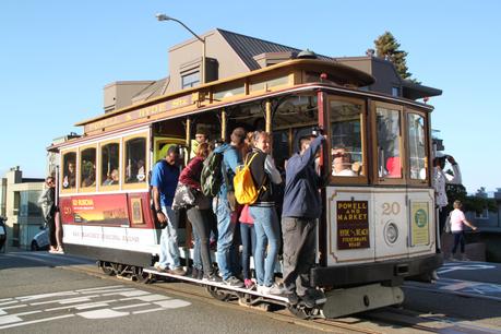 Un idiota de viaje – Un hippie se subió a un tranvía en San Francisco mientras un recluso le estaba mordiendo la pierna Viajando con el estilo de los Tanner.
