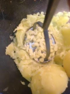 PAVO GLASEADO CON NARANJA, MOSTAZA Y SOJA ACOMPAÑADO DE PURÉ DE PATATAS PAVO GLASEADO CON NARANJA, MOSTAZA Y SOJA ACOMPAÑADO DE PURÉ DE PATATAS