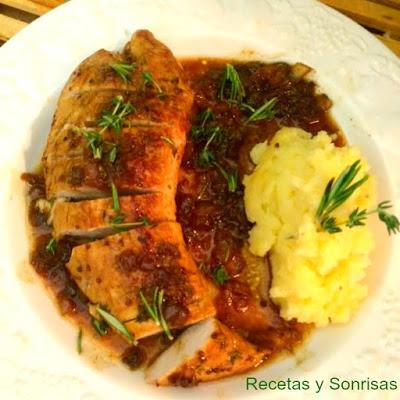 PAVO GLASEADO CON NARANJA, MOSTAZA Y SOJA ACOMPAÑADO DE PURÉ DE PATATAS PAVO GLASEADO CON NARANJA, MOSTAZA Y SOJA ACOMPAÑADO DE PURÉ DE PATATAS