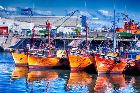 Reflejos de Lanchas pesqueras en Pto.de Mar del Plata.