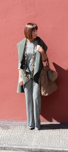 MIS LOOKS- CONJUNTO DE CUADROS CON CHALECO PUNTO Y APARTE