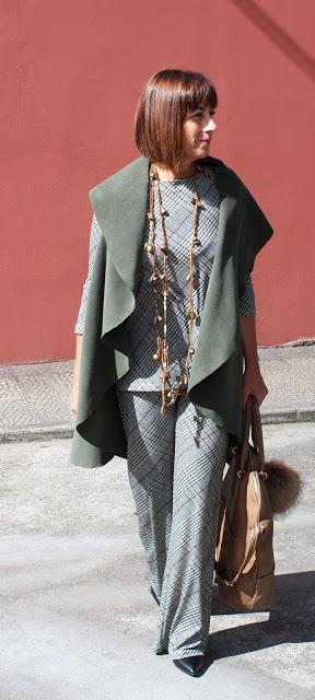 MIS LOOKS- CONJUNTO DE CUADROS CON CHALECO PUNTO Y APARTE