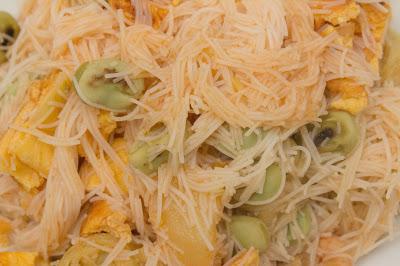 Fideos de arroz agridulces con verduras,pera, tortilla y gambas Fideos de arroz agridulces con verduras,pera, tortilla y gambas