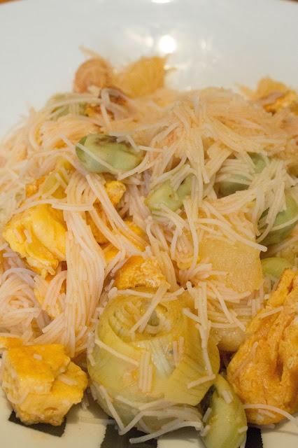 Fideos de arroz agridulces con verduras,pera, tortilla y gambas Fideos de arroz agridulces con verduras,pera, tortilla y gambas