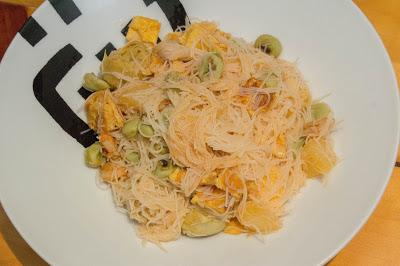 Fideos de arroz agridulces con verduras,pera, tortilla y gambas Fideos de arroz agridulces con verduras,pera, tortilla y gambas