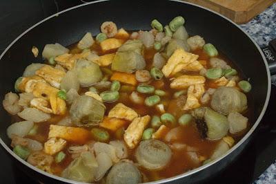 Fideos de arroz agridulces con verduras,pera, tortilla y gambas Fideos de arroz agridulces con verduras,pera, tortilla y gambas