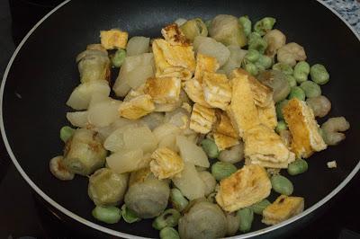Fideos de arroz agridulces con verduras,pera, tortilla y gambas Fideos de arroz agridulces con verduras,pera, tortilla y gambas