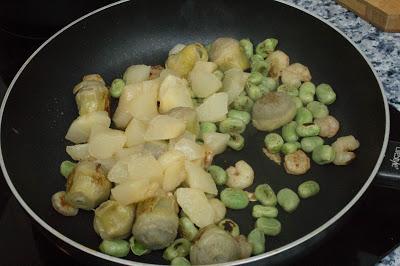 Fideos de arroz agridulces con verduras,pera, tortilla y gambas Fideos de arroz agridulces con verduras,pera, tortilla y gambas