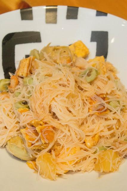 Fideos de arroz agridulces con verduras,pera, tortilla y gambas Fideos de arroz agridulces con verduras,pera, tortilla y gambas