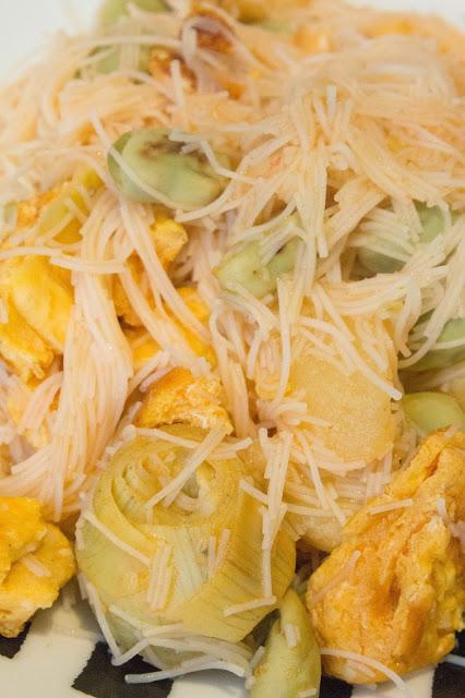 Fideos de arroz agridulces con verduras,pera, tortilla y gambas Fideos de arroz agridulces con verduras,pera, tortilla y gambas