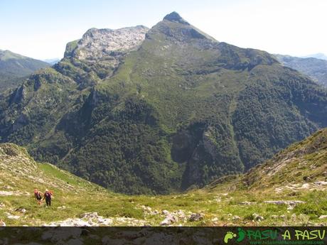 Bajando del Camperón, vista del Canto Cabronero