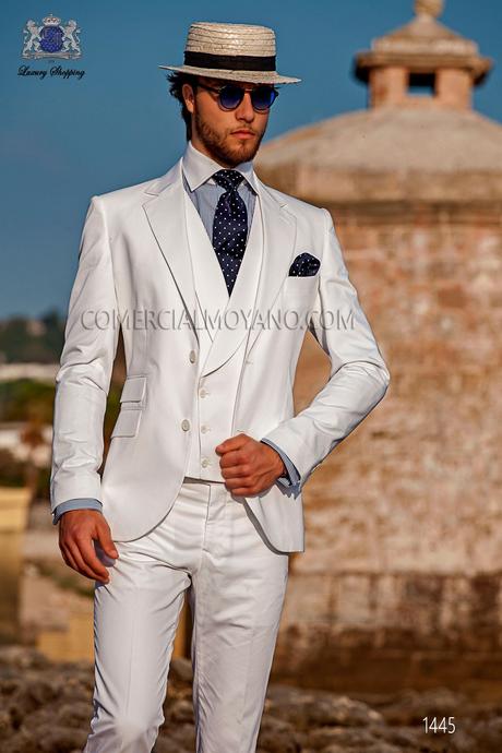 Moderno y elegante traje blanco de novio de corte entallado (slim fit)