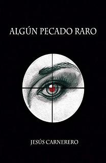 Portada de la novela Algún pecado raro de Jesús Carnerero, con fondo negro y un ojo que se ve a través de una mira de francotirador.