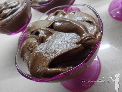 Mousse de chocolate muy suave y esponjoso