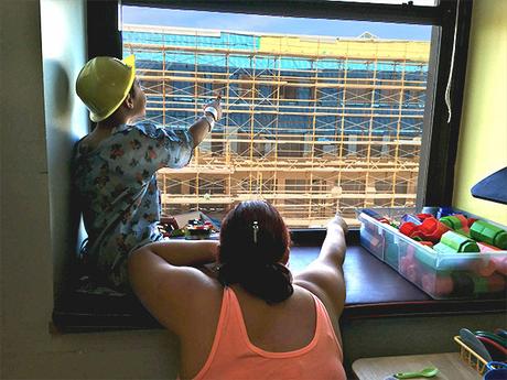 Este obrero ha fabricado un Wally gigante para divertir a los niños de un hospital